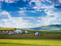 Explore the beautiful scenery of Mongolia through 10 interesting experiences