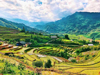 What are the locations on the Sapa Tourist Map?