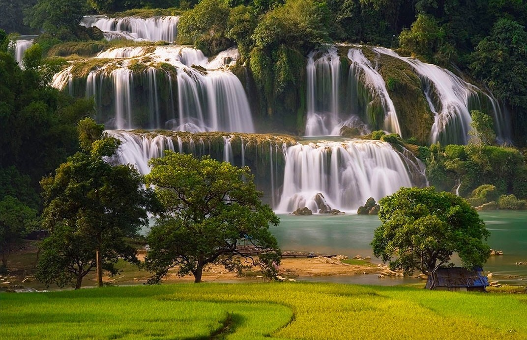 BAN GIOC WATERFALL IN THE TOP.jpg.png