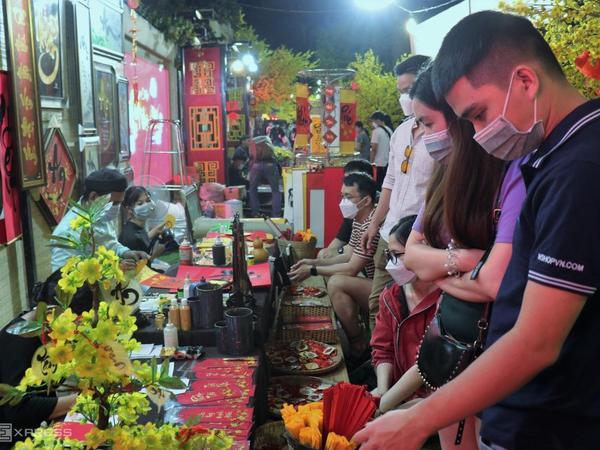 Ong Do Street in Ho Chi Minh City is crowded before Tet