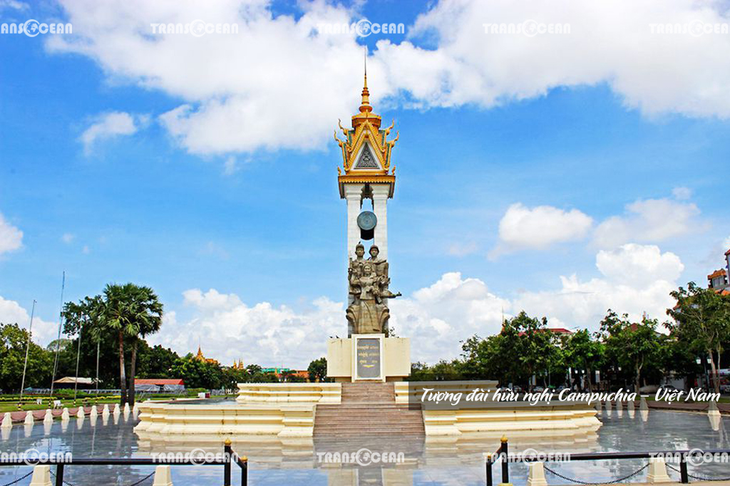 Tượng đài hữu nghị Campuchia – Việt Nam 1.jpg